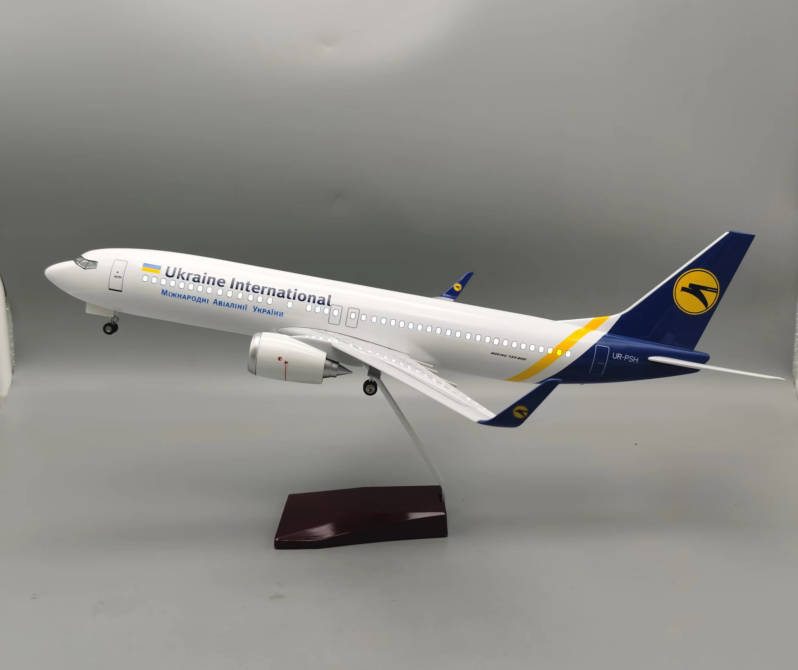 47cm Ukraine B737-800 Die-cast - مراجعة Model Kit Ukraine وسعره