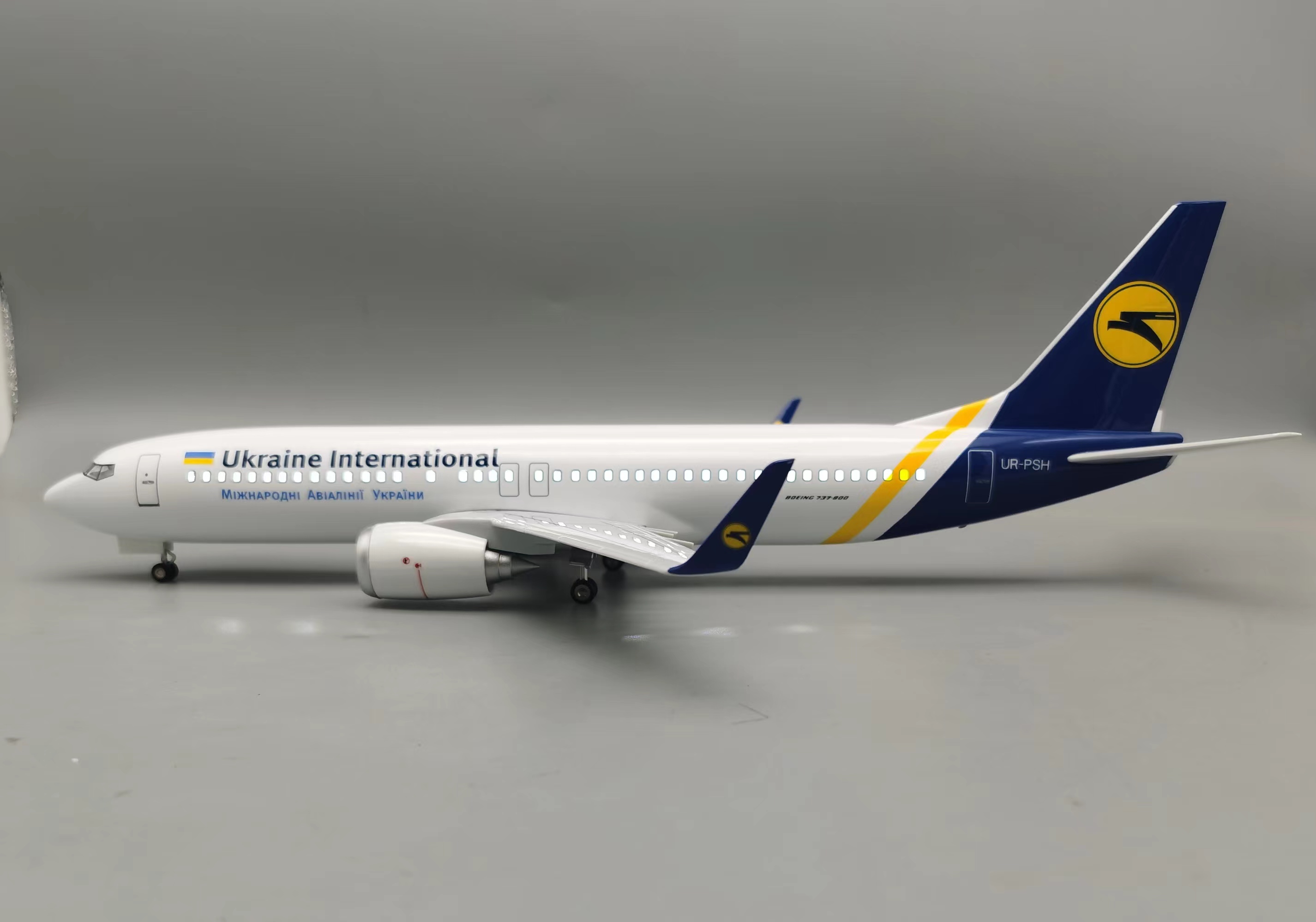 47cm Ukraine B737-800 Die-cast - مراجعة Model Kit Ukraine وسعره