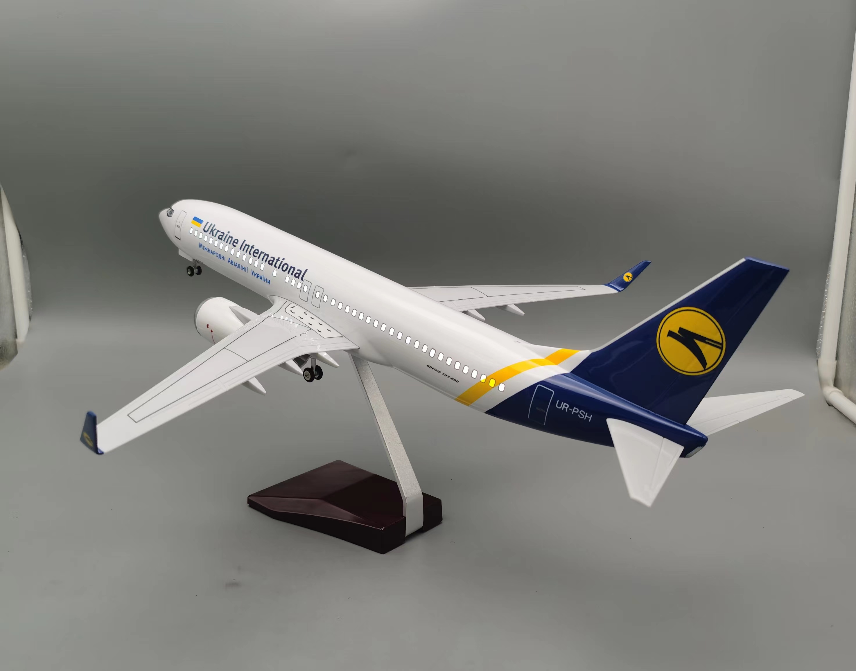 47cm Ukraine B737-800 Die-cast - مراجعة Model Kit Ukraine وسعره
